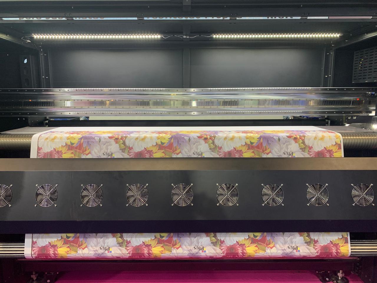 Produtos personalizados por sublimação Rapaz segurando roupas personalizados estampados por sublimação
